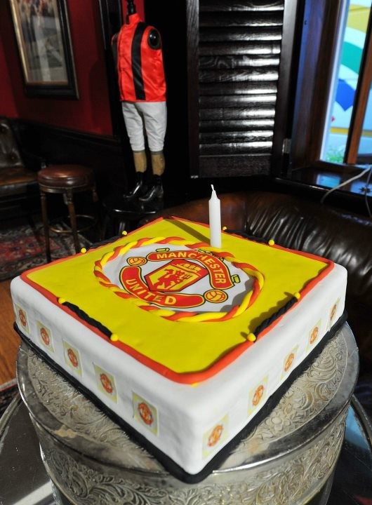 Chiếc bánh sinh nhật đặc biệt in hình logo của Man United